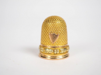 Vente aux enchères Dé de couture en or jaune, à décor d'une frise de feuillage.  Poids. 3