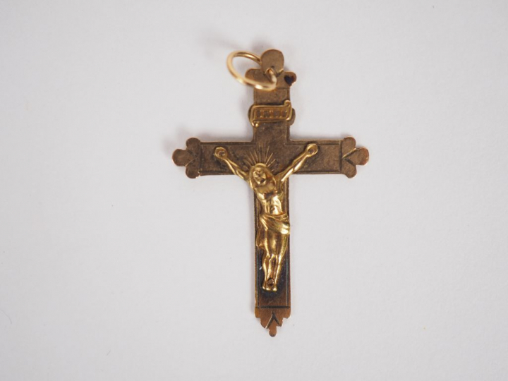 Pendentif en forme de croix en or jaune. Poids. 0,96 g H. 3 cm