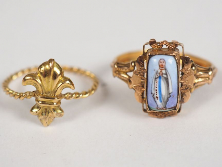 Lot comprenant :  - une bague en or jaune, à décor d'une fleur de lys.