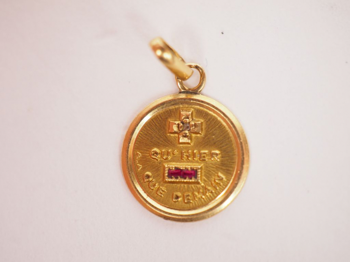 Petite médaille en or jaune, pierres de couleur et éclat de diamant ma