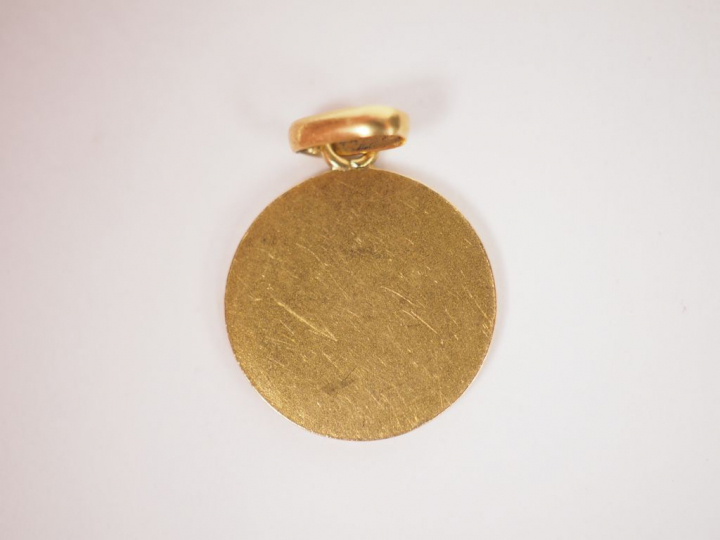 Petite médaille en or jaune, pierres de couleur et éclat de diamant ma