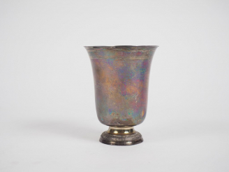 Vente aux enchères Timbale de forme tulipe XVIIIème en argent.  H. 11,5 cm Poids. 131 g (