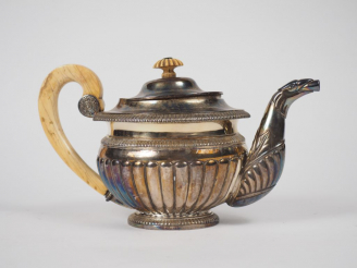 Vente aux enchères Théière en argent, poinçon Vieillard, à décor de godrons. Prise du cou