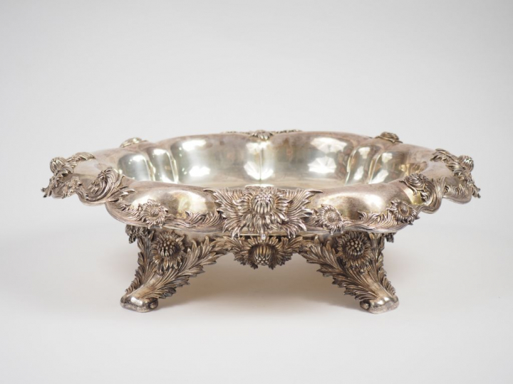 TIFFANY   Co.  Centre de table aux chardons en argent.  Signé.  Numéro