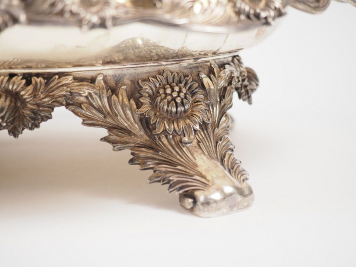 TIFFANY   Co.  Centre de table aux chardons en argent.  Signé.  Numéro