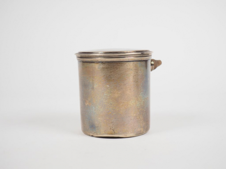 Petite casserole couverte en argent, poinçon Vieillard. H. 8 cm  Poids