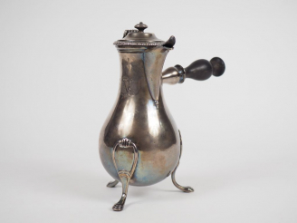 Vente aux enchères Verseuse tripode de style Louis XV en argent, poinçon Vieillard. Manch