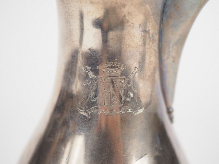 Verseuse tripode de style Louis XV en argent, poinçon Vieillard. Manch