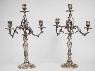 Vente aux enchères Paire de candélabres de style rocaille en argent, poinçon Minerve, à d