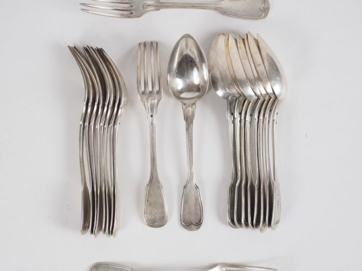 Partie de ménagère en argent, poinçon Minerve, modèle à filet. Compren