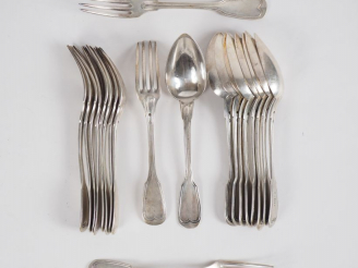 Vente aux enchères Partie de ménagère en argent, poinçon Minerve, modèle à filet. Compren