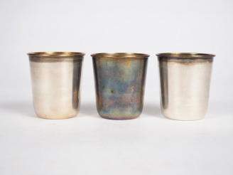 Vente aux enchères Suite de trois petites timbales en argent et vermeil, poinçon Minerve.