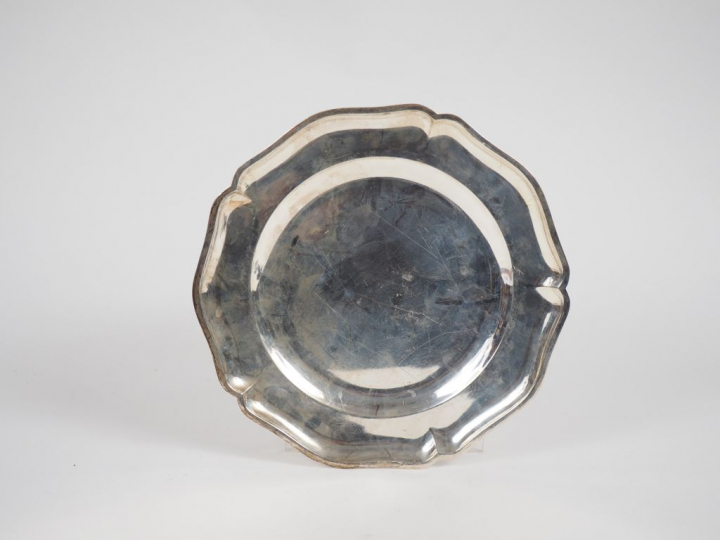 Assiette polylobée en argent, poinçon Minerve.  M.O : PUIFORCAT Diam. 