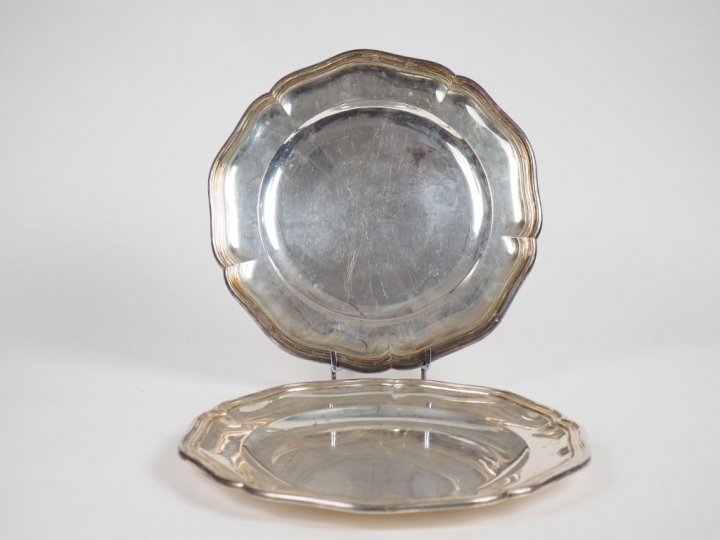 Paire de plats ronds de style Louis XV en argent, poinçon Minerve, mod
