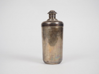 Vente aux enchères Shaker en argent, poinçon Minerve.  M.O : A. AUCOC H. 21 cm  Poids. 51