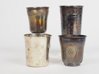 Vente aux enchères Lot comprenant quatre différentes timbales en argent, poinçon Minerve.