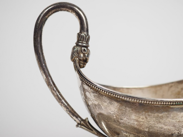 Saucière et son présentoir de style Empire en argent 800 millièmes, à 