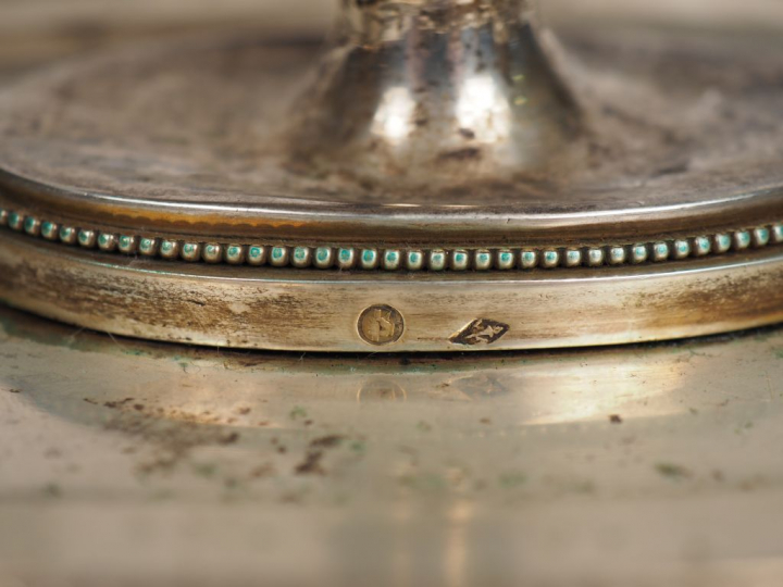 Saucière et son présentoir de style Empire en argent 800 millièmes, à 