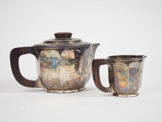 Vente aux enchères Théière et pot à lait de style Art déco en argent, poinçon Minerve.  M