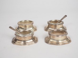 Vente aux enchères Suite de quatre salerons de style Louis XV en argent, poinçon Minerve.