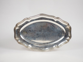 Vente aux enchères Plat ovale de style Louis XV en argent, poinçon Minerve, modèle à file