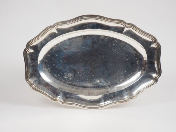 Plat ovale de style Louis XV en argent, poinçon Minerve, modèle à file
