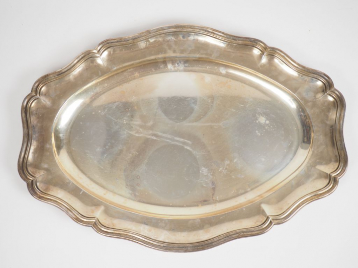 Grand plat ovale de style Louis XV en argent, poinçon Minerve, modèle 
