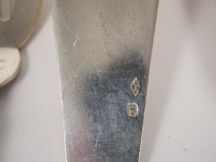 Ménagère en argent, poinçon Minerve, modèle à fleurons et feuillage. C