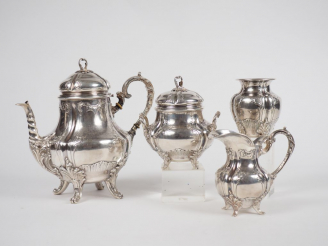Vente aux enchères Service à thé en argent étranger, à décor de feuillages. Comprennant: 