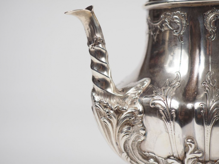 Service à thé en argent étranger, à décor de feuillages. Comprennant: 