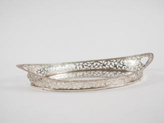 Vente aux enchères Corbeille oblongue en argent étranger, à décor ajouré sur les bords de
