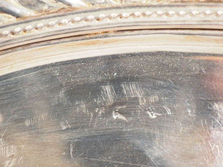 Présentoir tripode en argent étranger, à décor d'armoiries, bords godr