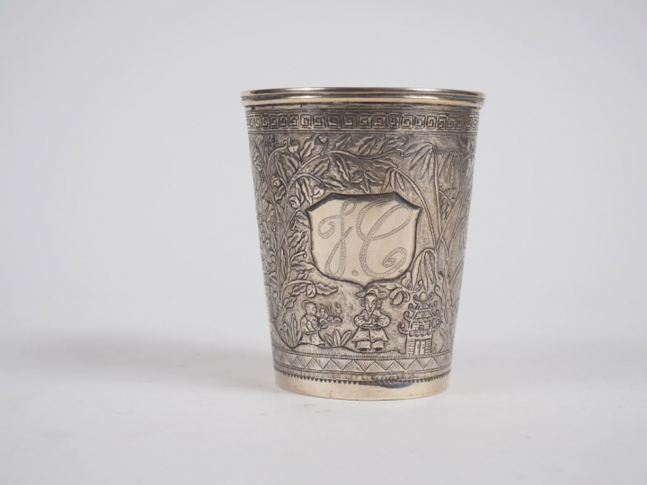 Grande timbale de style Extrême-orient en argent, à décor de scène ani