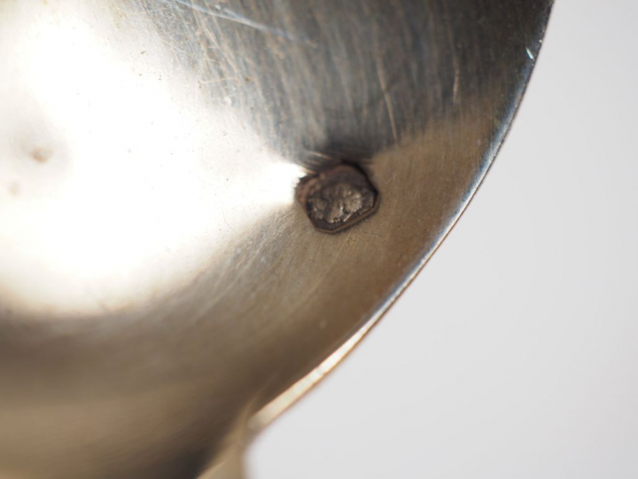 Lot comprenant :  - une timbale et un rond de serviette assorti en arg