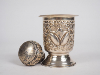 Vente aux enchères Lot comprenant : - une petite timbale en argent étranger, à décor au r