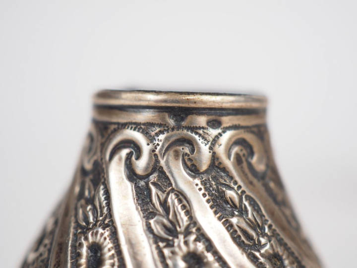 Lot comprenant : - une petite timbale en argent étranger, à décor au r
