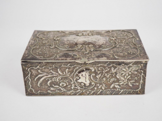 Vente aux enchères Coffret en argent, à décor au repoussé de fleurs et de rinceaux.  6 x 