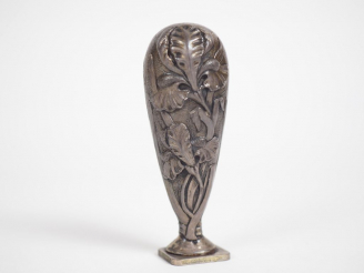 Vente aux enchères Cachet de style Art Nouveau en argent, à décor d'iris.  H. 6 cm Poids.