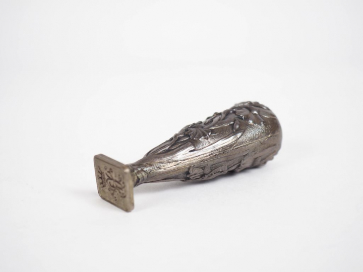 Cachet de style Art Nouveau en argent, à décor d'iris.  H. 6 cm Poids.