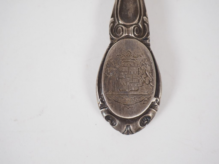 Cuillère à saupoudrer de style Louis XV en argent, poinçon Minerve.  A