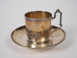 Vente aux enchères Tasse et sa sous-tasse en argent, poinçon Minerve, à décor gravé de mo