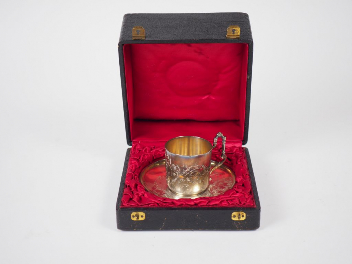 Tasse et sa sous-tasse en argent, poinçon Minerve, à décor gravé de mo