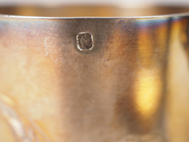 Tasse et sa sous-tasse en argent, poinçon Minerve, à décor gravé de mo