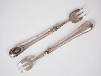 Vente aux enchères Suite de douze fourchettes à huitre en argent et argent fourré, poinço