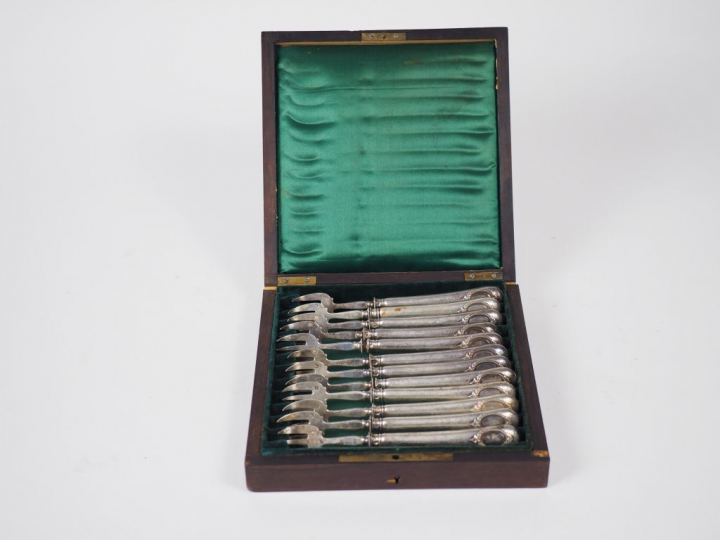 Suite de douze fourchettes à huitre en argent et argent fourré, poinço
