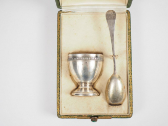 Vente aux enchères Coquetier et sa cuillère en argent, poinçon Minerve, à décor d'une fri