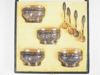 Vente aux enchères Suite de quatre salerons et leurs pelles de style Louis XVI en argent 