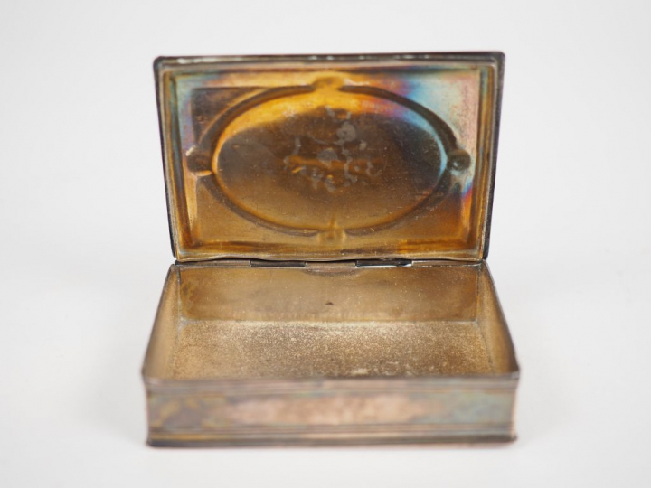 Petite boite rectangulaire de style Louis XVI en argent, à décor de pa