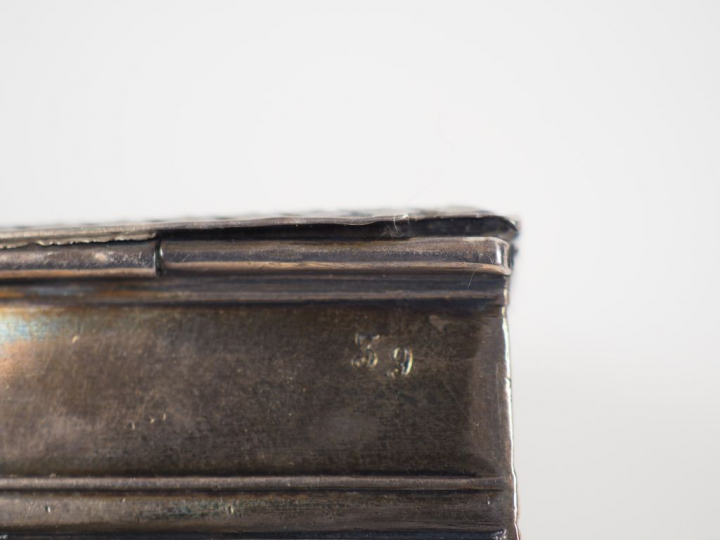 Petite boite rectangulaire de style Louis XVI en argent, à décor de pa
