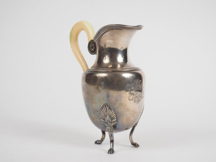 Petite verseuse tripode de style Louis XVI en argent, poinçon Minerve,